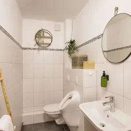 Im Badezimmer der Ferienwohnung findest du alles für einen komfortablen Aufenthalt. 