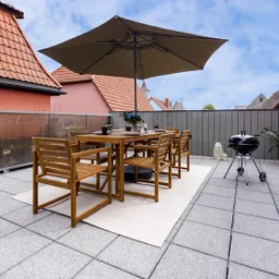 Die große Terrasse lädt zu einem Grillabend ein. 