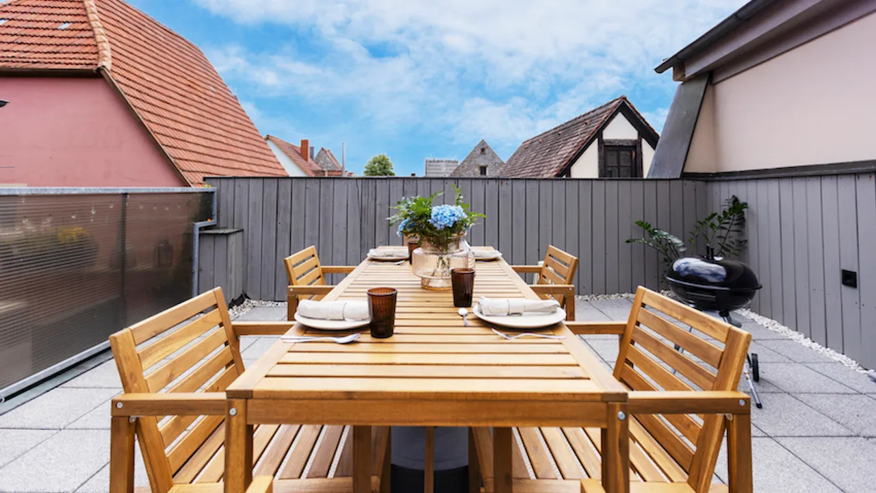 Blick auf die geräumige Terrasse inkl. Sitz- und Grillmöglichkeiten. 