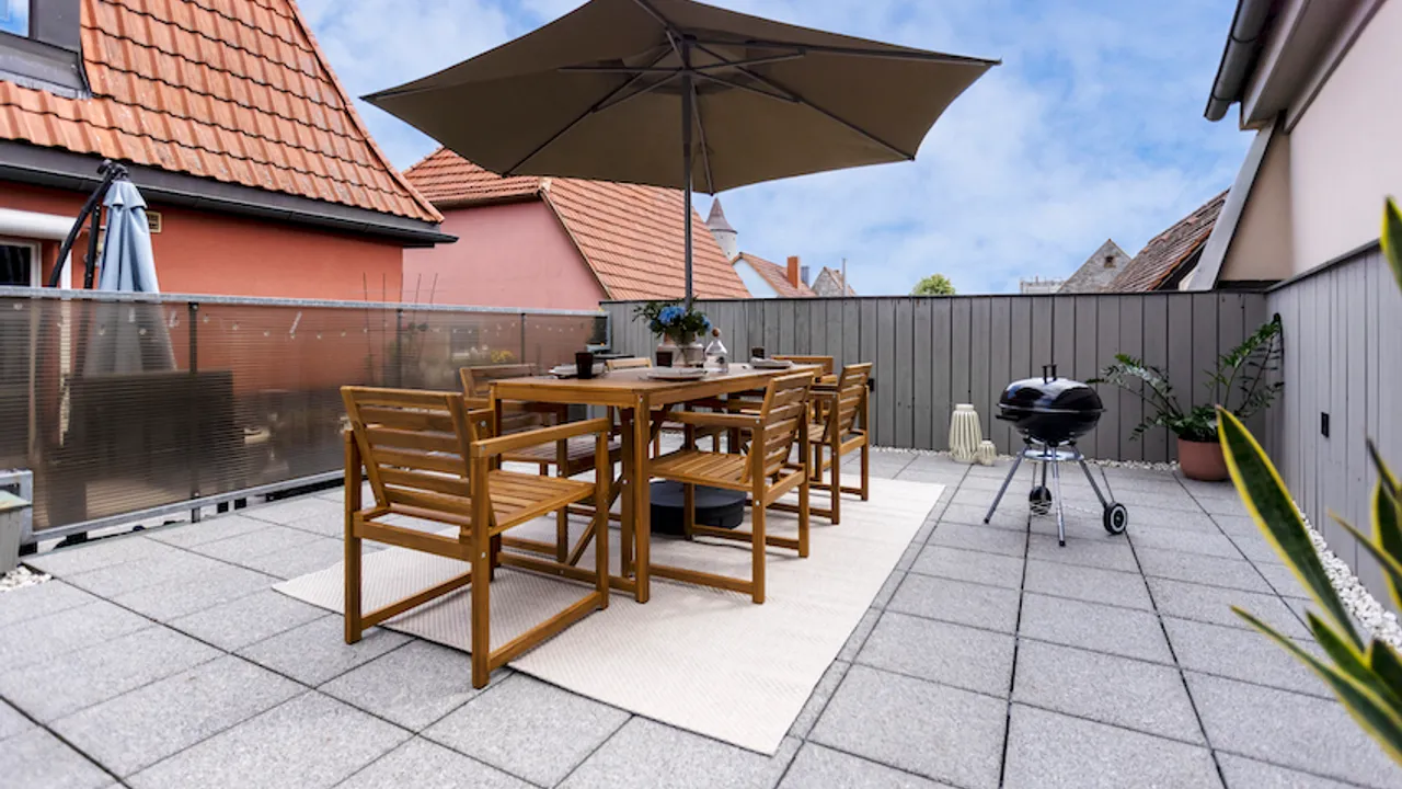 Die Dachterrasse lädt zum Verweilen und Grillen ein.