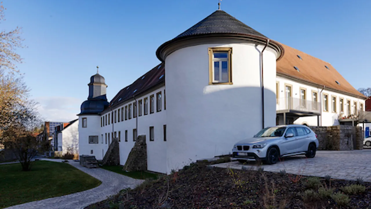 Parkmöglichkeiten befinden sich auf dem Gelände.