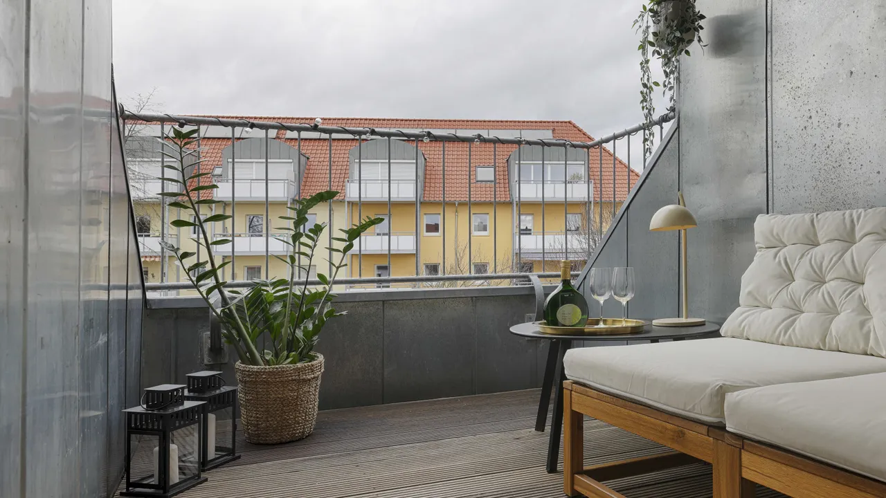 Kleiner Balkon mit Sitzmöglichkeiten und großartiger Sicht über Würzburg. 