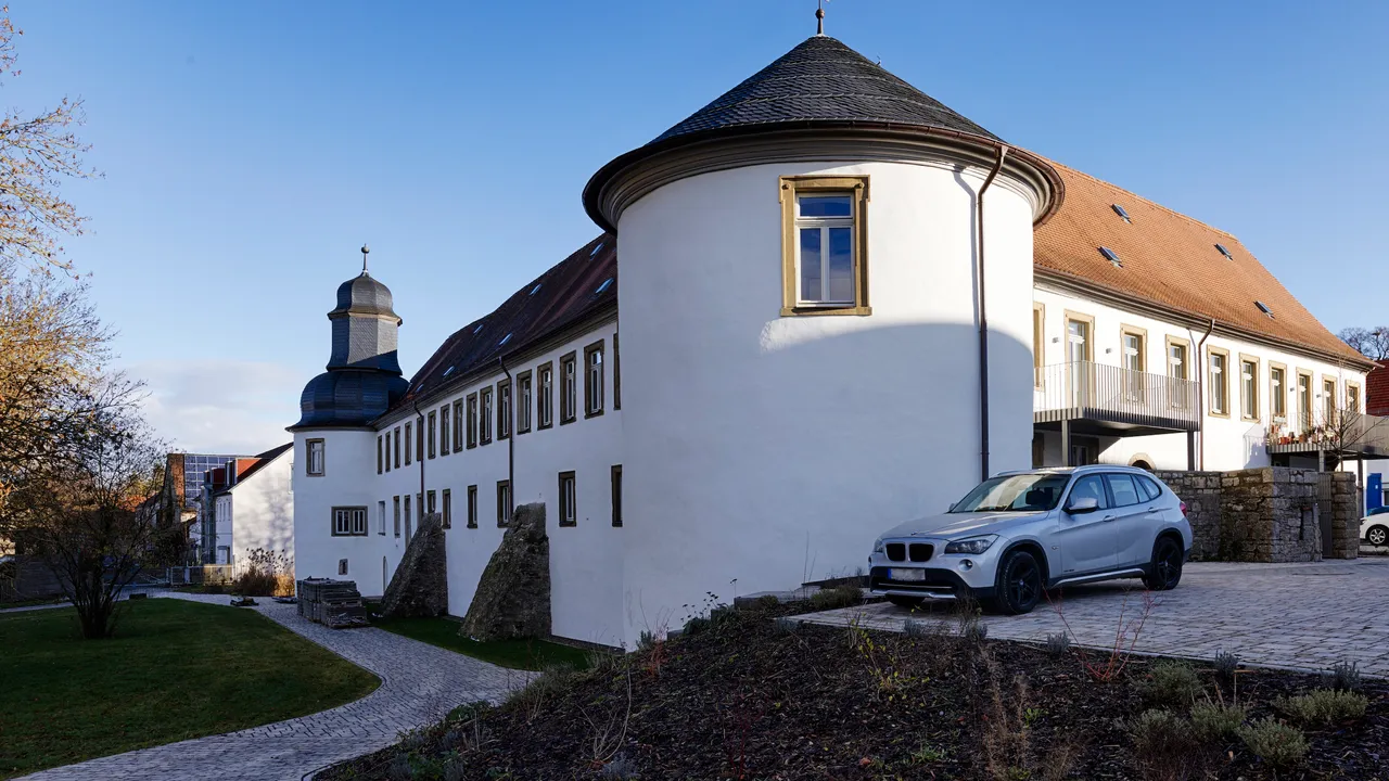 Parkmöglichkeiten befinden sich auf dem Gelände.